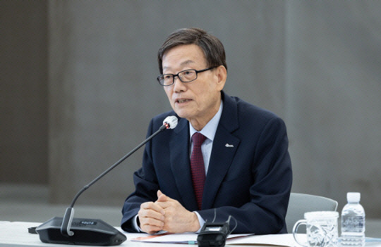 윤진식 한국무역햅회 회장이 지난달 달난진27일 서울 삼성동 트레이드센터에서 열린 출입기자 간담회에서 발언을 하고 있다. 무협 제공